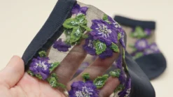 andè strømper - Sort med lilla blomster