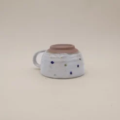 Cappuccinokop med prikker