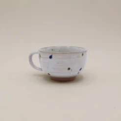 Cappuccinokop med prikker