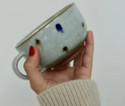 Cappuccinokop med prikker