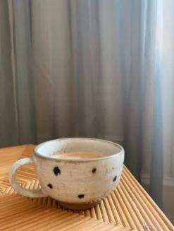 Cappuccinokop med prikker