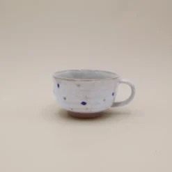 Cappuccinokop med prikker