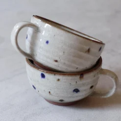 Cappuccinokop med prikker