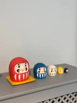Daruma babushka i forskellige farver