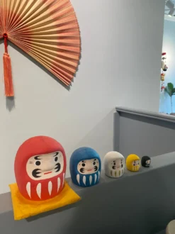 Daruma babushka i forskellige farver