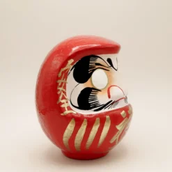 Daruma figur mellem