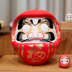 Daruma figur mellem