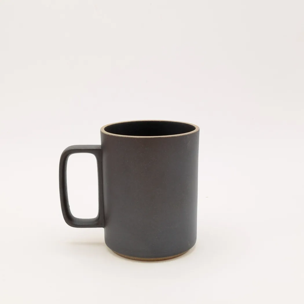 Hasami Porcelain - Kopper med hank // Mat sort