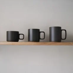 Hasami Porcelain - Kopper med hank // Mat sort