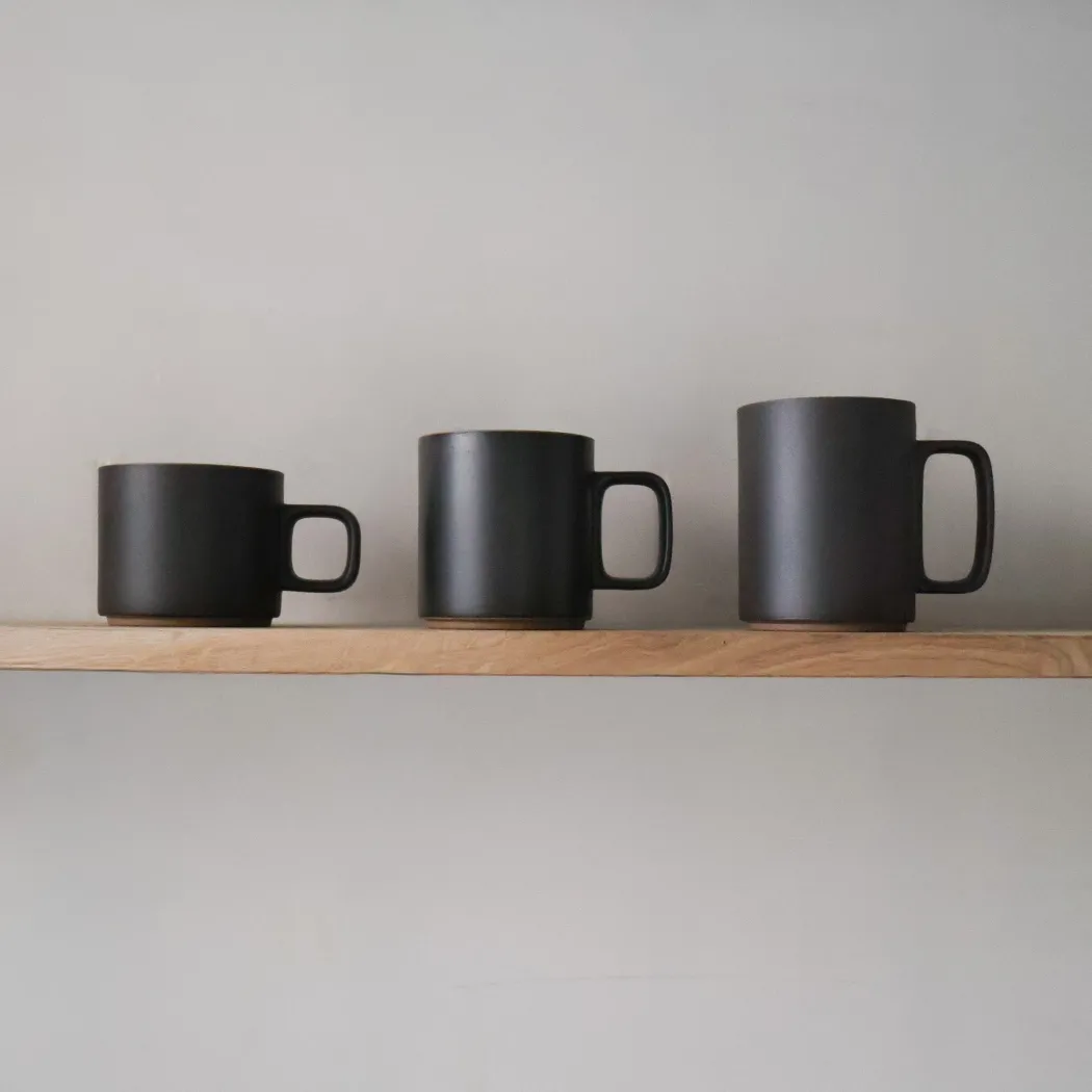 Hasami Porcelain - Kopper med hank // Mat sort