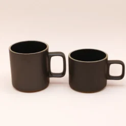 Hasami Porcelain - Kopper med hank // Mat sort