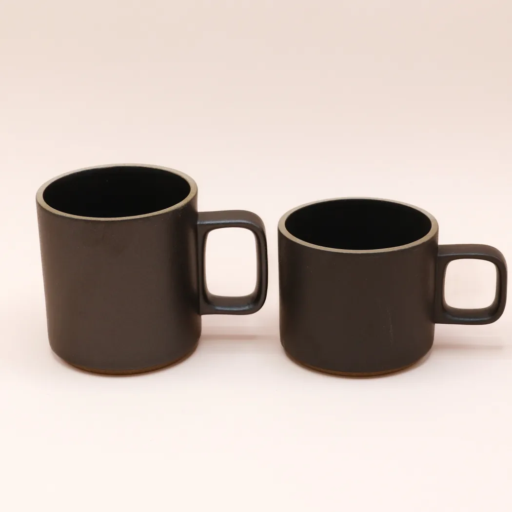 Hasami Porcelain - Kopper med hank // Mat sort