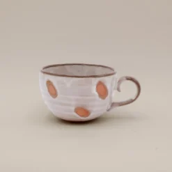 Japansk cappucinokop med store pletter