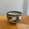 Japansk kop med blomster i blå, brune og grå detaljer