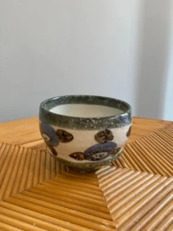 Japansk kop med blomster i blå, brune og grå detaljer