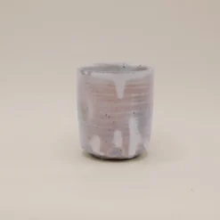 Japansk krus i grå og lyserøde nuancer