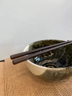 Japansk nudelskål med hvid halvcirkel