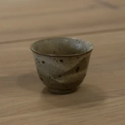 Japansk tekop med brune nister