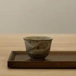 Japansk tekop med brune nister