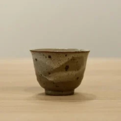 Japansk tekop med brune nister