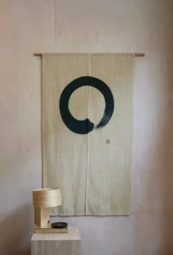 Japansk vægtæppe beige med sort cirkel