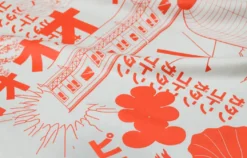Japansk vægtæppe: Furoshiki med japanske motiver i rød