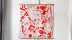 Japansk vægtæppe: Furoshiki med japanske motiver i rød