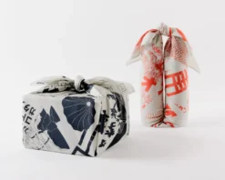 Japansk vægtæppe: Furoshiki med japanske mangamotiver i mørkeblå