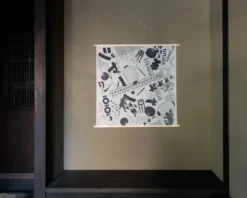 Japansk vægtæppe: Furoshiki med japanske mangamotiver i mørkeblå
