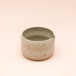 Katakuchi matchakop fra LSH Keramik – Håndlavet kop med hældetud til matcha og servering (flere varianter)