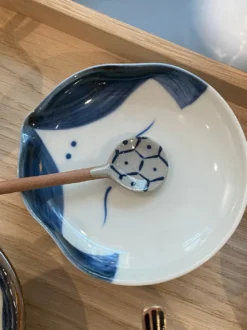 Keramikske med blåt motiv