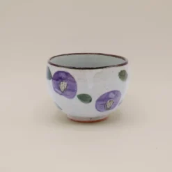 Kop med lilla blomster og brun kant