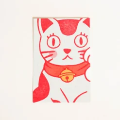 Kort med rød lucky cat og klokke