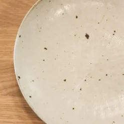 Kōyō hvid let dyb tallerken med brune nister
