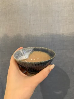 Lille skål med blå rillet glasur