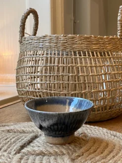Lille skål med blå rillet glasur