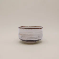 Matchakop - Beige glasur og brune/grå striber
