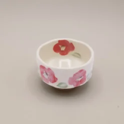 Matchakop - Lille med hvid glasur og røde blomster