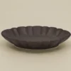 Oval keramiskål i bronze glasur