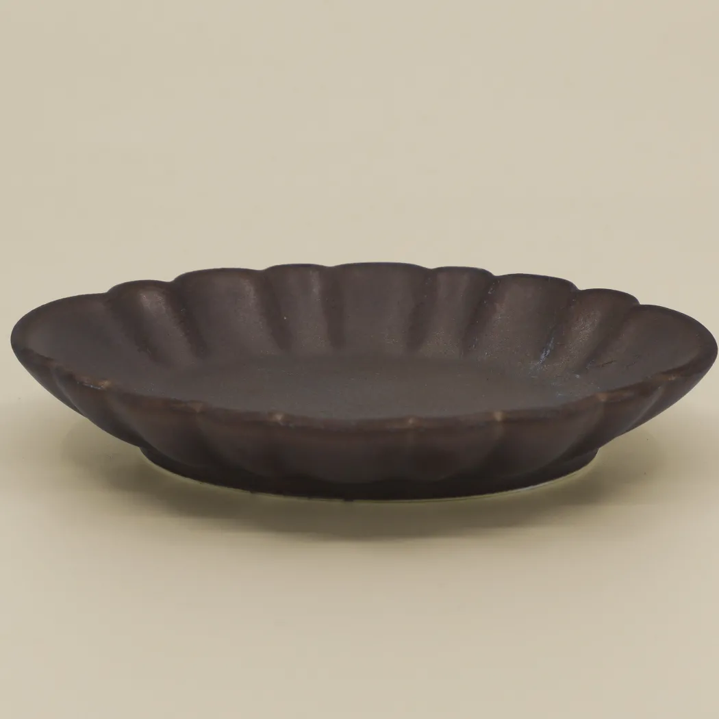 Oval keramiskål i bronze glasur