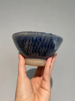 Skål med blå rillet glasur - stor