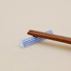 Spisepindeholder - Hvid med blå detaljer