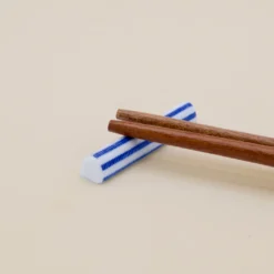 Spisepindeholder - Hvid med blå detaljer
