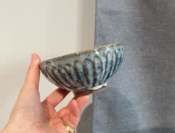 Strukturskål med blå glasur og brune detaljer